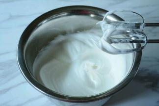 蛋清中加入几滴柠檬汁，30g细砂糖分三次加入蛋清中，打发至蛋清可以提起弯钩。烤箱预热150度10分钟。