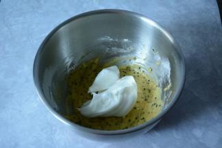 取三分之一加入蛋黄糊中，翻拌均匀。