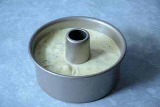 将翻拌均匀的蛋黄糊加入剩下的蛋白中继续翻拌均匀。将蛋糕糊倒入模具中，抹平表面。