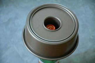 烤好之后的蛋糕取出倒扣。