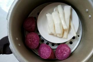 山药去皮，紫薯对半切。高压锅里，隔水上屉，上汽后蒸10分钟。