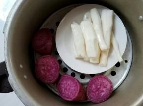 山药去皮，紫薯对半切。高压锅里，隔水上屉，上汽后蒸10分钟。