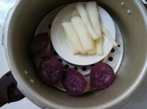 蒸好揭锅。
