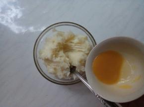 蜂蜜用温白开略微调稀些，倒入山药中拌匀。