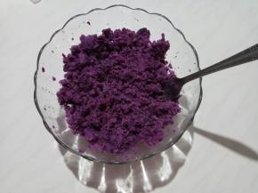 紫薯剥皮，碾成泥儿。紫薯本身有甜味，不用加蜂蜜水了。