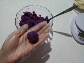 紫薯晾至温和不烫手时，可以分成每份20g，搓成球。