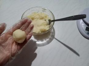 山药同样分成20g一个，搓成秋。