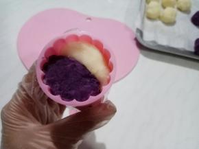 取模具，上上花片。把山药和紫薯各一份放入花模两边，用勺子背儿按实。