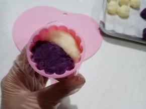 取模具，上上花片。把山药和紫薯各一份放入花模两边，用勺子背儿按实。