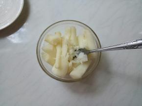 山药趁热，用叉子、勺子碾成泥儿。