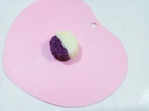 倒扣模具，按下提手，脱模。
还可以做成，一层紫薯泥加一层山药泥的。