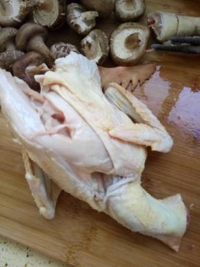 土鸡一只清洗干净并切成小块