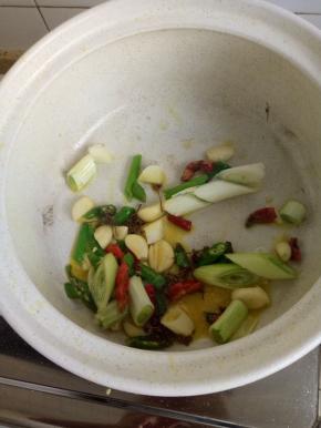 砂锅入油烧热后放入作料炒香