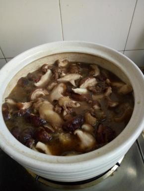 加入适量盐加盖大火烧开再小火慢炖40分钟即可