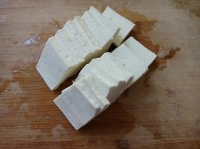 豆腐切成厚一点的片。