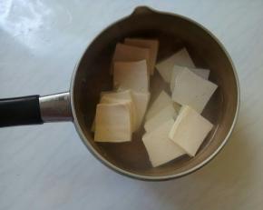 热水里放一点盐，焯烫一下豆腐。