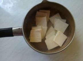 热水里放一点盐，焯烫一下豆腐。
