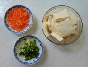 胡萝卜、香葱洗净切末儿。