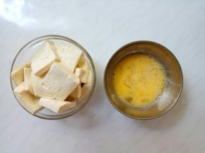 鸡蛋打散，放一点盐。