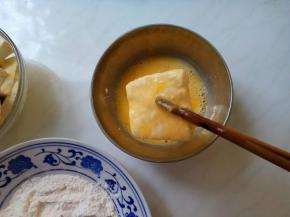 在鸡蛋里打个滚儿。