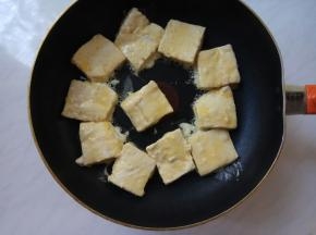 煎锅倒油，煎一下豆腐。