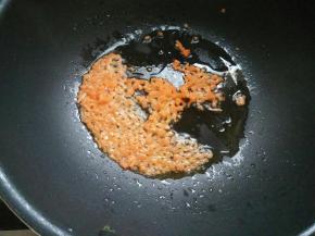 起锅少许油，下胡萝卜碎炒香。