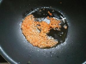起锅少许油，下胡萝卜碎炒香。