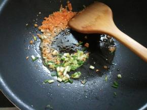 加一半多香葱碎。