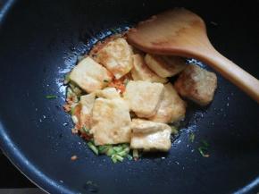 加豆腐，淋料酒，加盐。