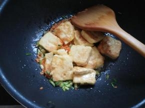 加豆腐，淋料酒，加盐。