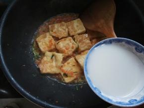 加味极鲜，加水淀粉，收汁。