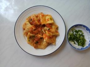 盛盘，撒香葱碎。