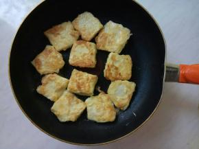 豆腐定型了，翻面再煎。