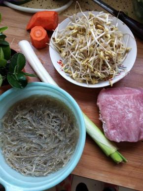 备好所有的材料，粉丝泡发