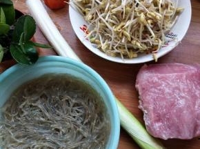 备好所有的材料，粉丝泡发