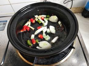 锅里入油烧热后加入所有的作料炒香