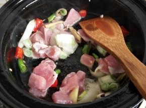 加入肉翻炒