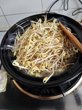 加入豆芽翻炒