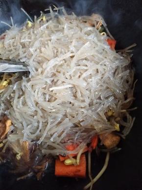 再加入泡发的粉丝