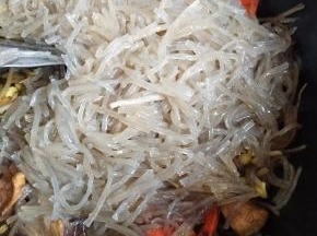 再加入泡发的粉丝