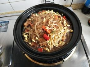 加入酱油和少许盐翻炒均匀