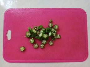 秋葵洗净切去两头，切片。