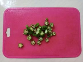 秋葵洗净切去两头，切片。