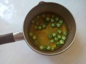 热水，放一点盐，几滴油，焯烫一下。