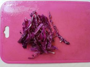 紫甘蓝洗净切丝。