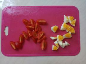 柿子、鸡蛋切成小块。