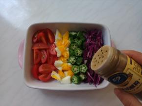 把食材放入盘中，撒黑胡椒粉。