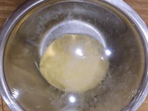 将揉好的面团搓圆放大碗里用保鲜膜包裹好放入发酵箱中，28度发酵。