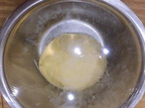 将揉好的面团搓圆放大碗里用保鲜膜包裹好放入发酵箱中，28度发酵。