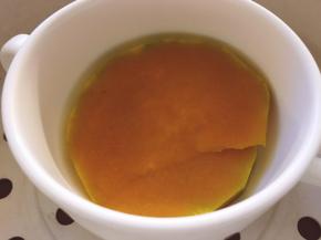 将南瓜去皮切块放入碗中，用电饭煲蒸格蒸半小时